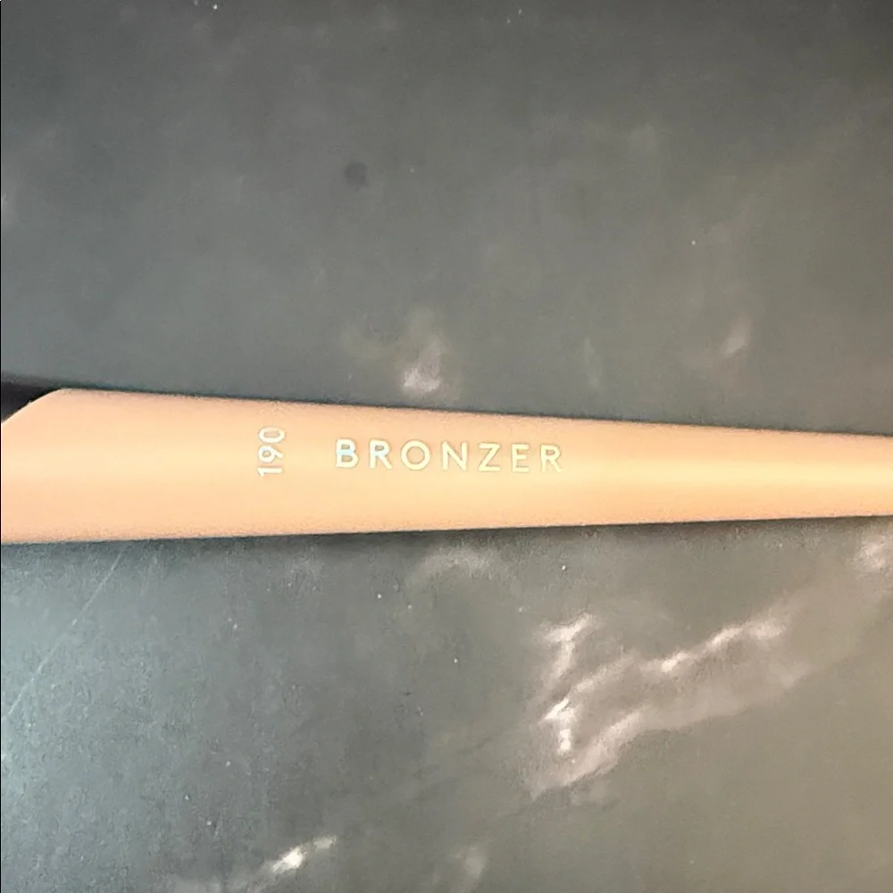Fenty Beauty by Rihanna  Cheek Hugging Bronzer Brush 190